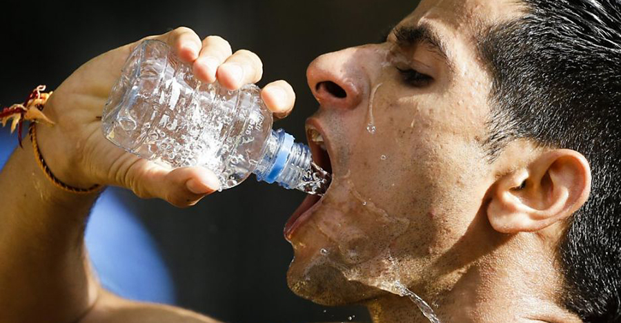 water-vs-sports-drinks-image-splash-which-is-better-for-you-article-facts-stats