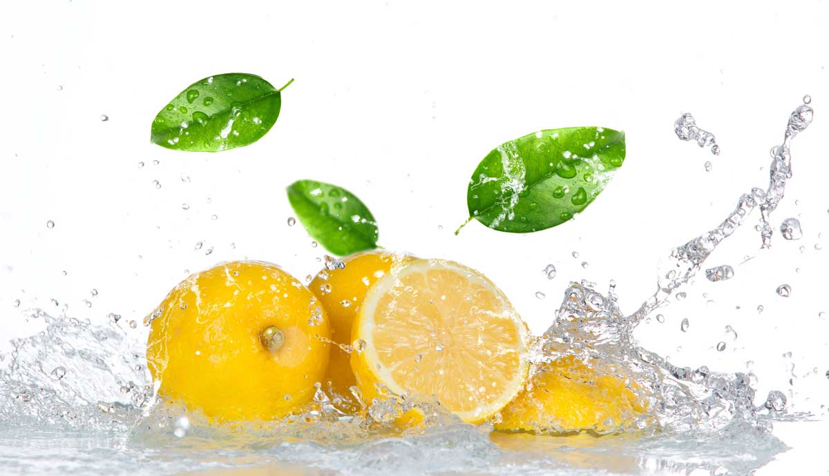 lemon splashing in water